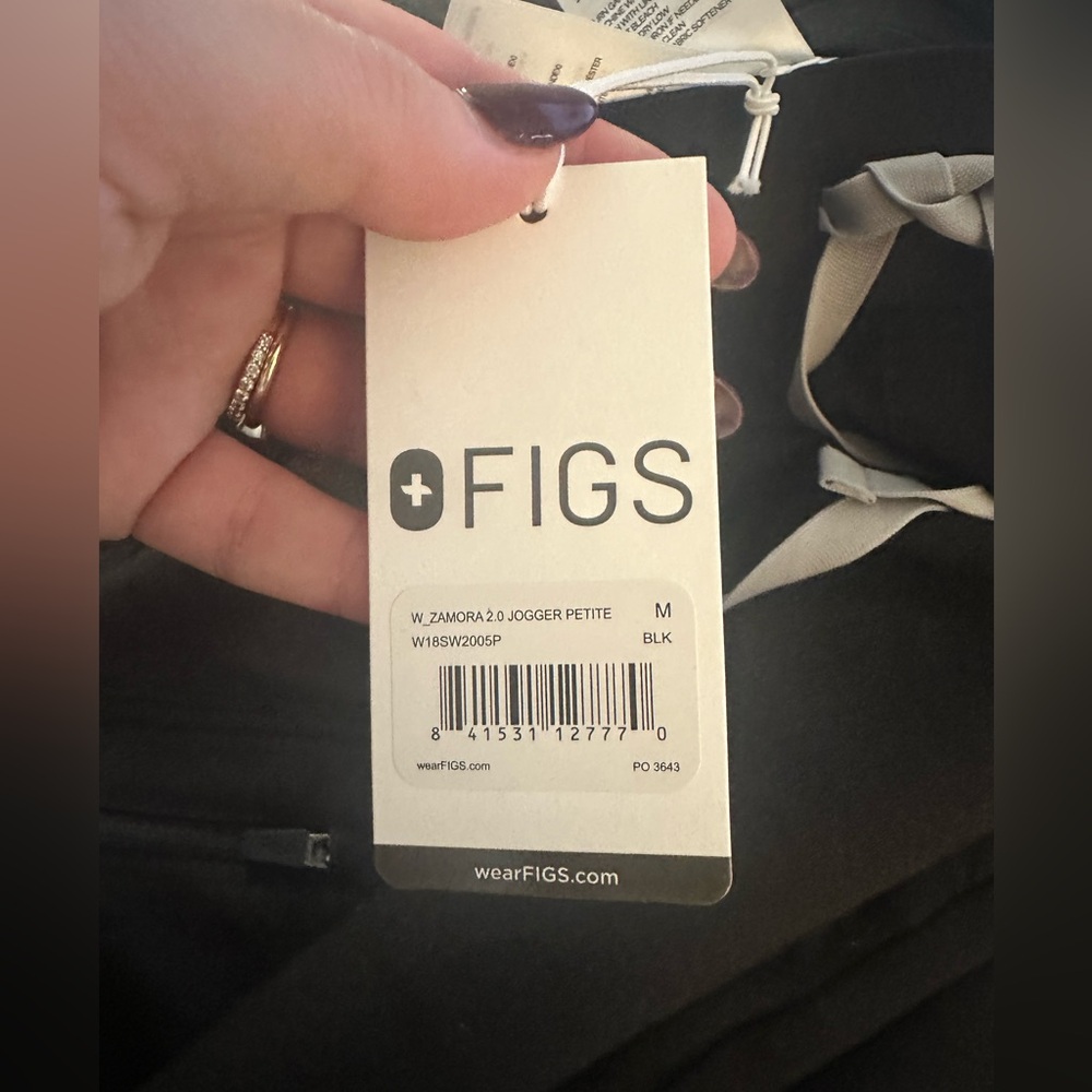 FIGS Zamora joggers- black petite medium